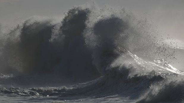 Ola gigante en la Playa de Gavà durante la mañana del jueves 28 de marzo