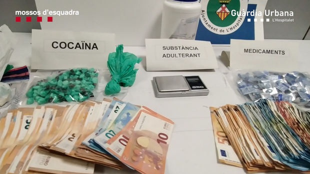 La Guàrdia Urbana de L'Hospitalet y Mossos d'Esquadra desmantelan un punto de venta de cocaína ubicado en una vivienda