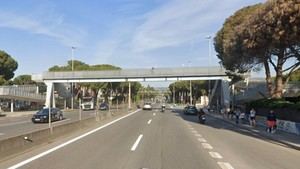 Corte nocturno en la C-31 por obras de la nueva pasarela peatonal entre Castelldefels y Gavà el 16 de marzo