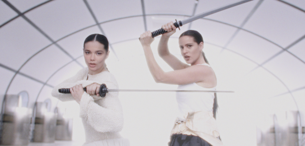Rosalía y Björk se enfrentan en una pelea de artes marciales en un videoclip rodado en El Prat