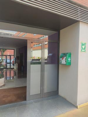 Otra comunidad de vecinos de Viladecans se convierte en un Espacio Cardioprotegido con CARDIOPAS