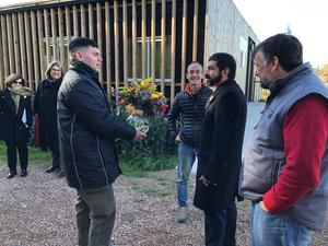 Chakir El Homrani -segundo derecha- visitando el Parc Agrari del Baix Llobregat