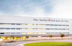 El personal del Parc Sanitari Sant Joan de Déu se concentra en la puerta del hospital ante la presión asistencial que sufren
