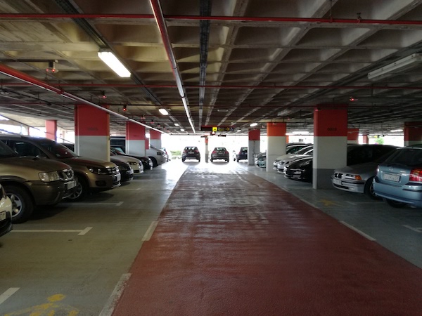 Detenidos dos ladrones de joyas en el parking del Aeropuerto de El Prat