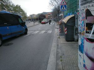 Contenedores junto a un paso de peatones en la Avenida Francesc Macià de Viladecans. 
