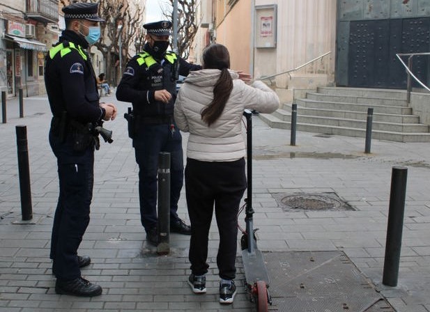 Una conductora de patinete eléctrico identificada por la Guardia Urbana en la plaza Española de L'Hospitalet