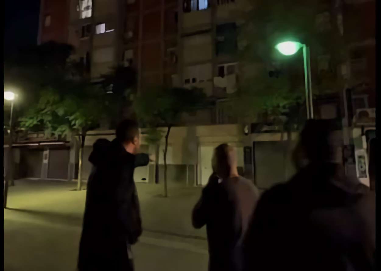 Vecinos de Cornellà organizan patrullas vecinales ante la inseguridad en la Plaza Carmen Amaya