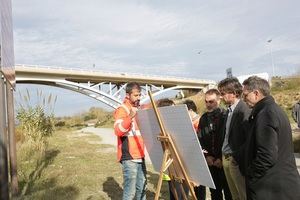 El alcalde de Molins de Rei, Xavi Paz -segundo derecha-, viendo el proyecto en el margen del río Llobregat en el municipio junto a representantes y técnicos del AMB