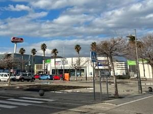 Dificultades temporales para aparcar en Alcampo: el parking reduce plazas por la pérgola fotovoltaica