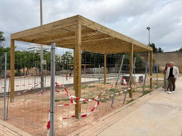 Esplugues instala pérgolas de madera en escuelas para combatir el calor