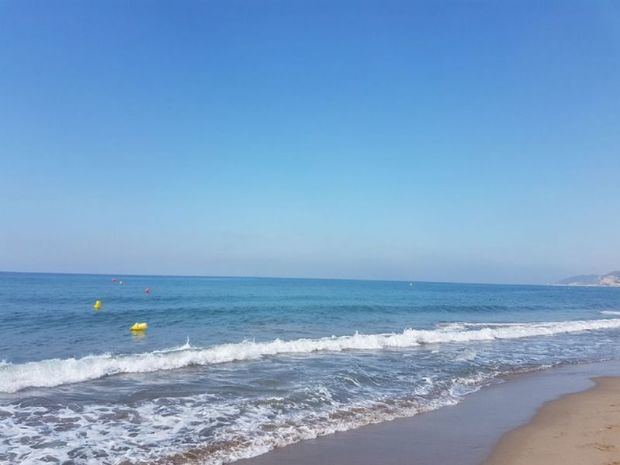 Rescatan a una persona a una milla mar adentro de la playa de Lluminetes