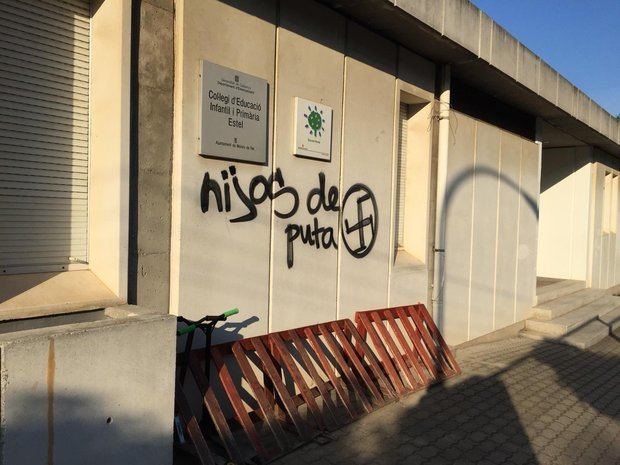 Pintadas en la Escola Estel de Molins de Rei.