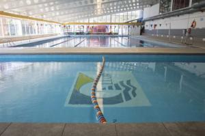 Escándalo en Sant Boi. Monitor detenido por instalar una cámara en los vestuarios de la piscina