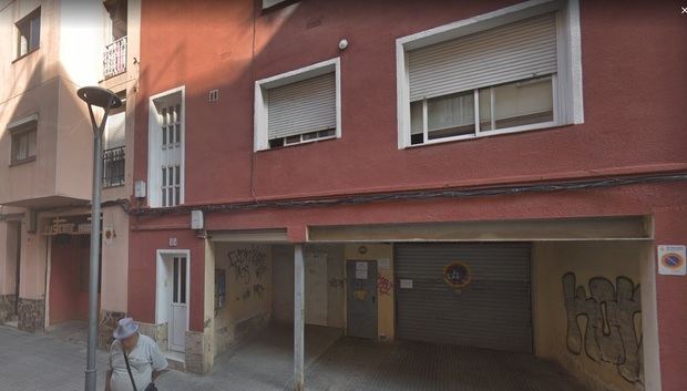 Agentes de los Mossos d'Esquadra registran el domicilio de uno de los detenidos en Cornellà.