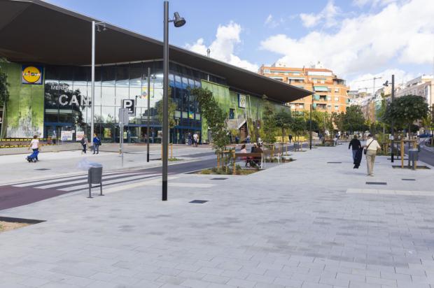 La plaza de la Bòbila, una nueva isla verde y centro neurálgico entre L’Hospitalet y Esplugues
