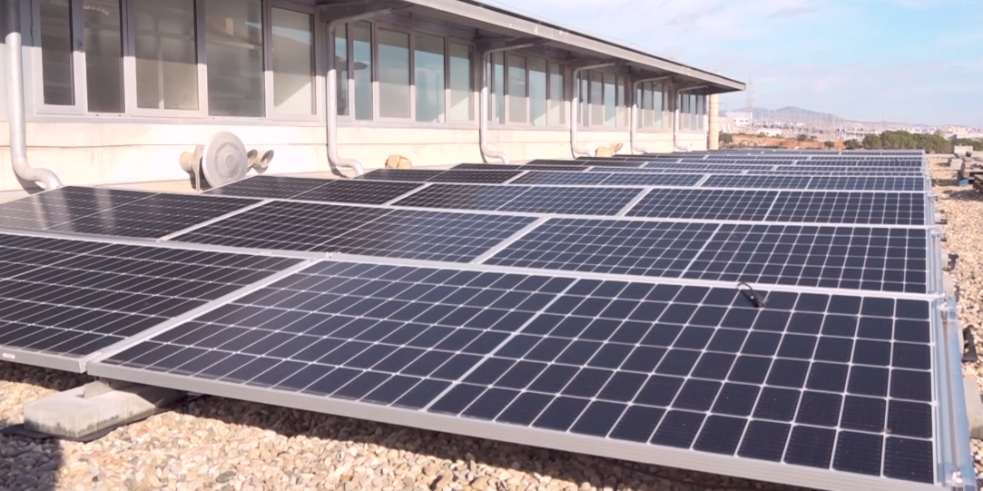 Viladecans reduce el precio de la factura energética con la instalación de una veintena de placas solares
