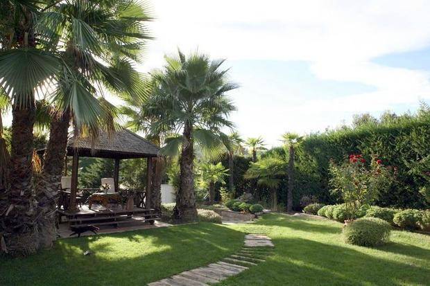 Imagen de los jardines del restaurante, antes de cerrar