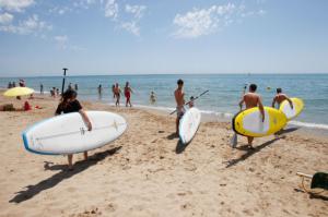 Temporada de verano en Gavà: autobús gratuito, estacionamiento regulado y playas 'sin humo'