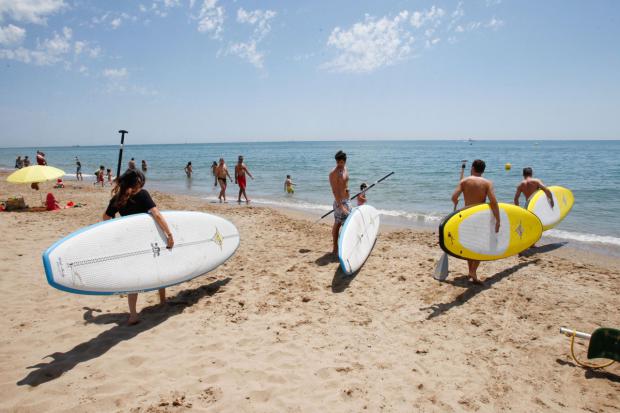 Temporada de verano en Gavà: autobús gratuito, estacionamiento regulado y playas 'sin humo'