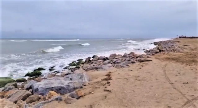 El temporal de fuerte viento de la borrasca Celia arrasa la playa de El Prat de Llobregat