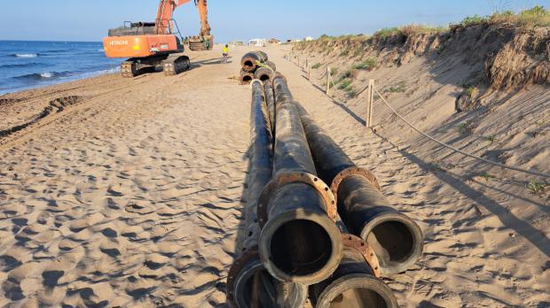 Acceso restringido a la playa de la Pineda de Viladecans por obras de recuperación de la arena