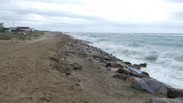 Compromiso para frenar la regresión de las playas del delta del Llobregat