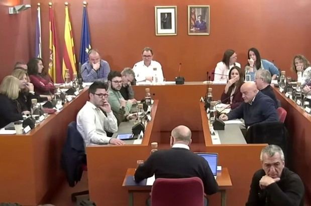 De la poesía al caos en Sant Boi: el pleno que empezó con versos… y acabó entre gritos y silencios