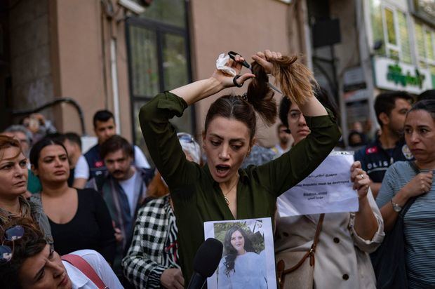 El ‘pequeño gesto’ de cortarse mechón de pelo por las mujeres de Irán pasa de puntillas