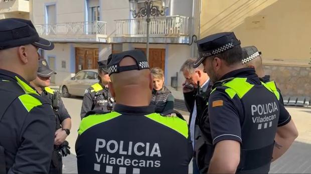 Los seis agentes llegan a Riba-roja, recibidos por el alcalde y la regidora de Seguridad