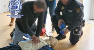 Milagro en el metro: Dos policías reviven a una mujer con un infarto en la estación de Santa Eulàlia