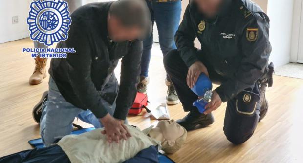 Milagro en el metro: Dos policías reviven a una mujer con un infarto en la estación de Santa Eulàlia