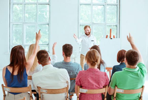 Se han impartido más de 3.000 horas de formación, 60 cursos subvencionados y se han contabilizado 845 alumnos, durante el primer semestre del año (FOTO: Imagen de master1305 en Freepik).