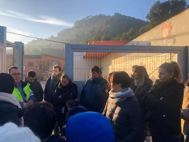 Padres a las puertas del centro, esperando una respuesta que finalmente ha llegado hoy, con la reparación de la calefacción.