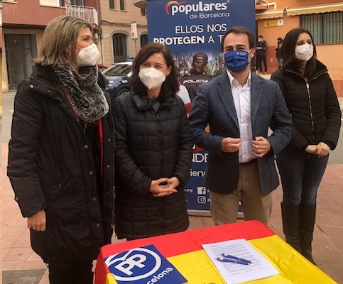 El PP de L’Hospitalet recoge firmas en defensa de la policía tras los graves altercados por Hasél