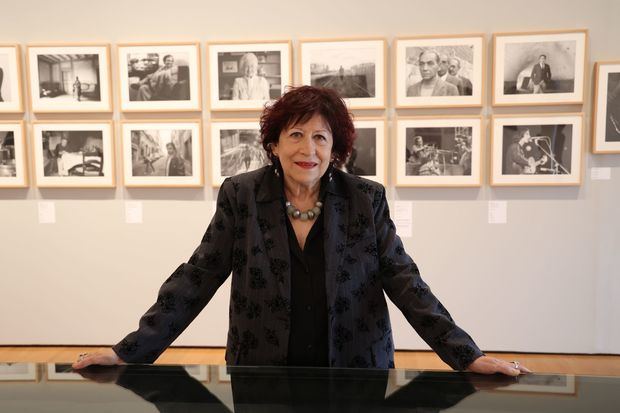 Pilar Aymerich visita la exposición del Centre d'Art Tecla Sala 