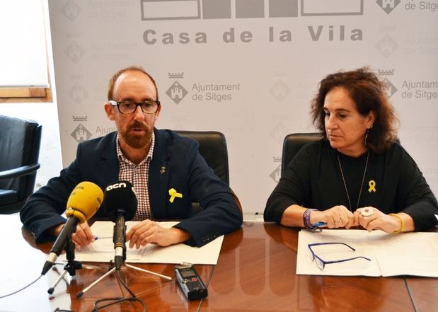 Miquel Forns, alcalde de Sitges, -izquierda- junto a la primera teniente de alcalde, Aurora Carbonell, durante la presentación del proceso participativo de Les Botigues. 