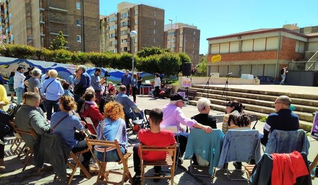 La plaza del Ateneu de les Arts de Viladecans poco antes de comenzar la presentación de la candidatura de Purificación González.