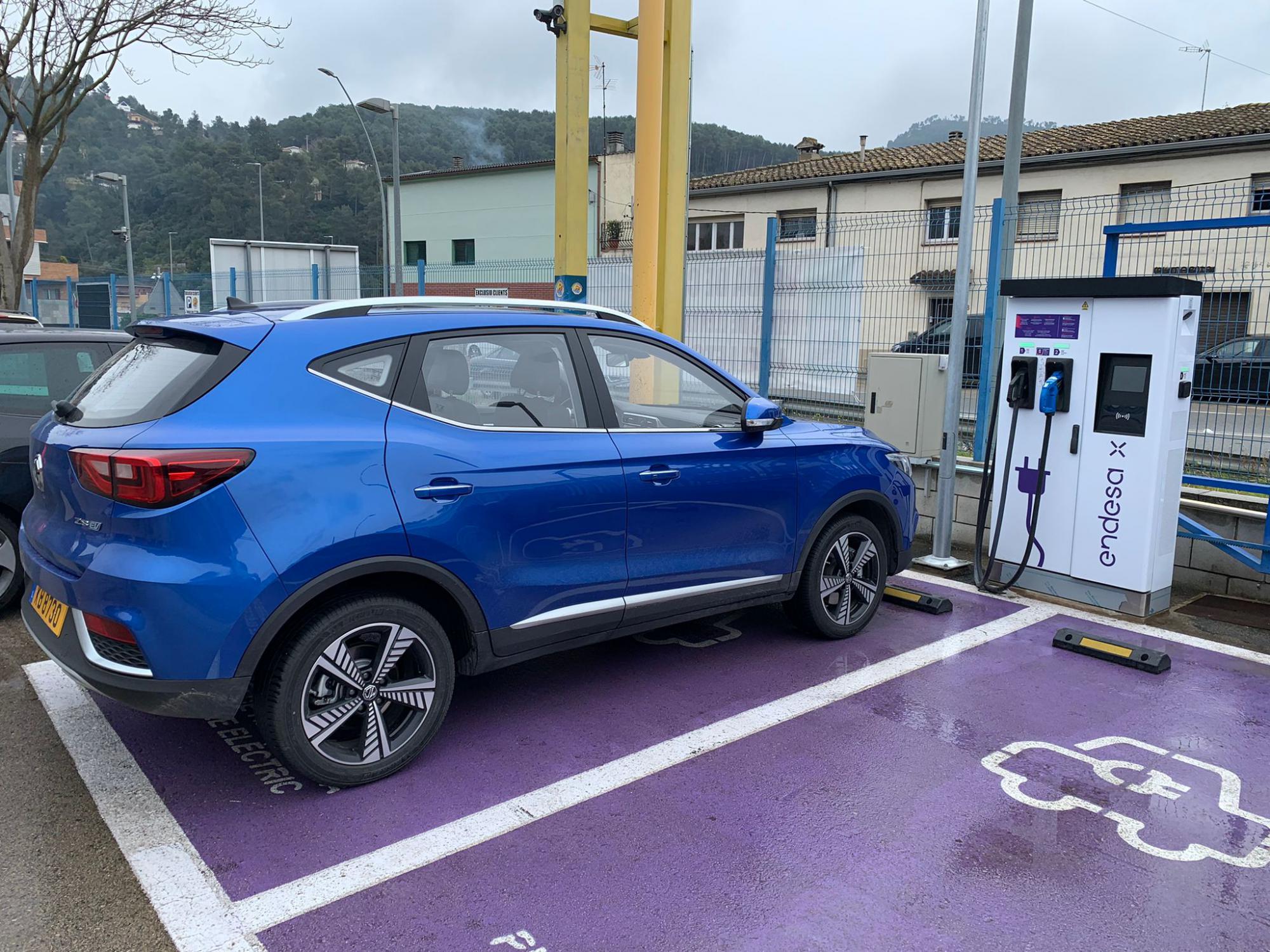 Vallirana estrena el primer punto de recarga para vehículos eléctricos junto a la N-340 y la B-24
