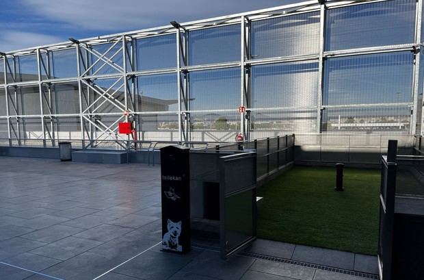 Fumadores, tomad nota: el Aeropuerto de El Prat estrena terraza exterior