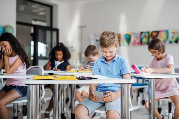 Cataluña prohíbe usar móvil en toda la enseñanza obligatoria: ni en clase ni en el recreo