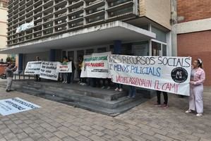 Los alumnos no son delincuentes: protesta contra la presencia de Mossos en las aulas de L’Hospitalet