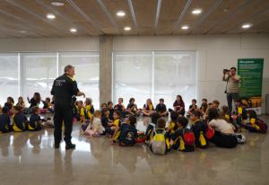 Alumnos de una escuela de Sant Boi participan en un simulacro de confinamiento ante riesgo químico