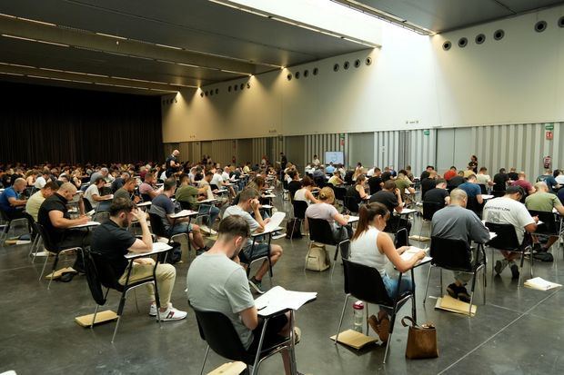 Casi 200 personas se examinan para ser uno de los 7 nuevos agentes de la Policía Local de Viladecans