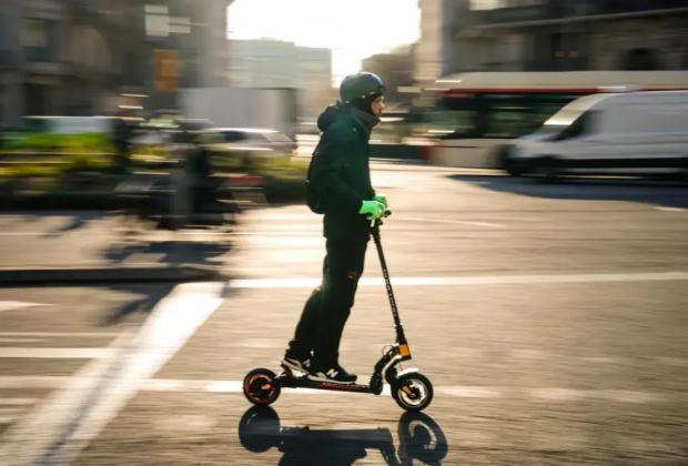 El pleno de Sant Boi se convierte en un campo de batalla: Palestina, LGTBI, pensiones y patinetes
