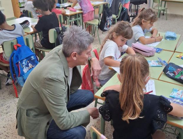 Vuelta al cole en L’Hospitalet: 30.000 alumnos, más profesores, aulas nuevas y visita del alcalde Quirós