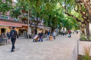 Continúa la transformación de la Rambla Modolell de Viladecans. Más espacio peatonal y más vida