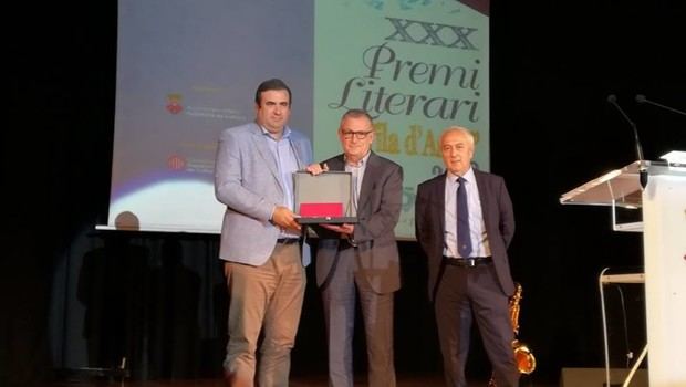 Breu recibiendo el premio. 