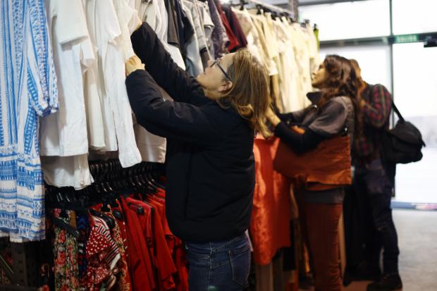 La revolución de la ropa de segunda mano. El primer 're-market' abre en L'Hospitalet