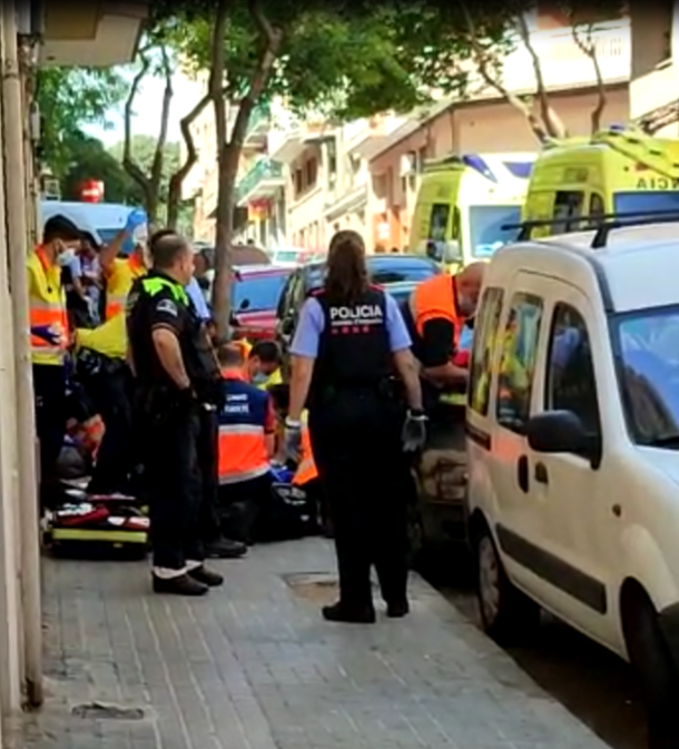 Los Mossos investigan la muerte de un joven de 30 años apuñalado en plena calle