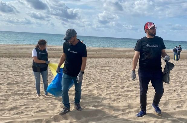 Las playas de Gavà-Mar se ‘liberan’ de 13 kilos de residuos estivales